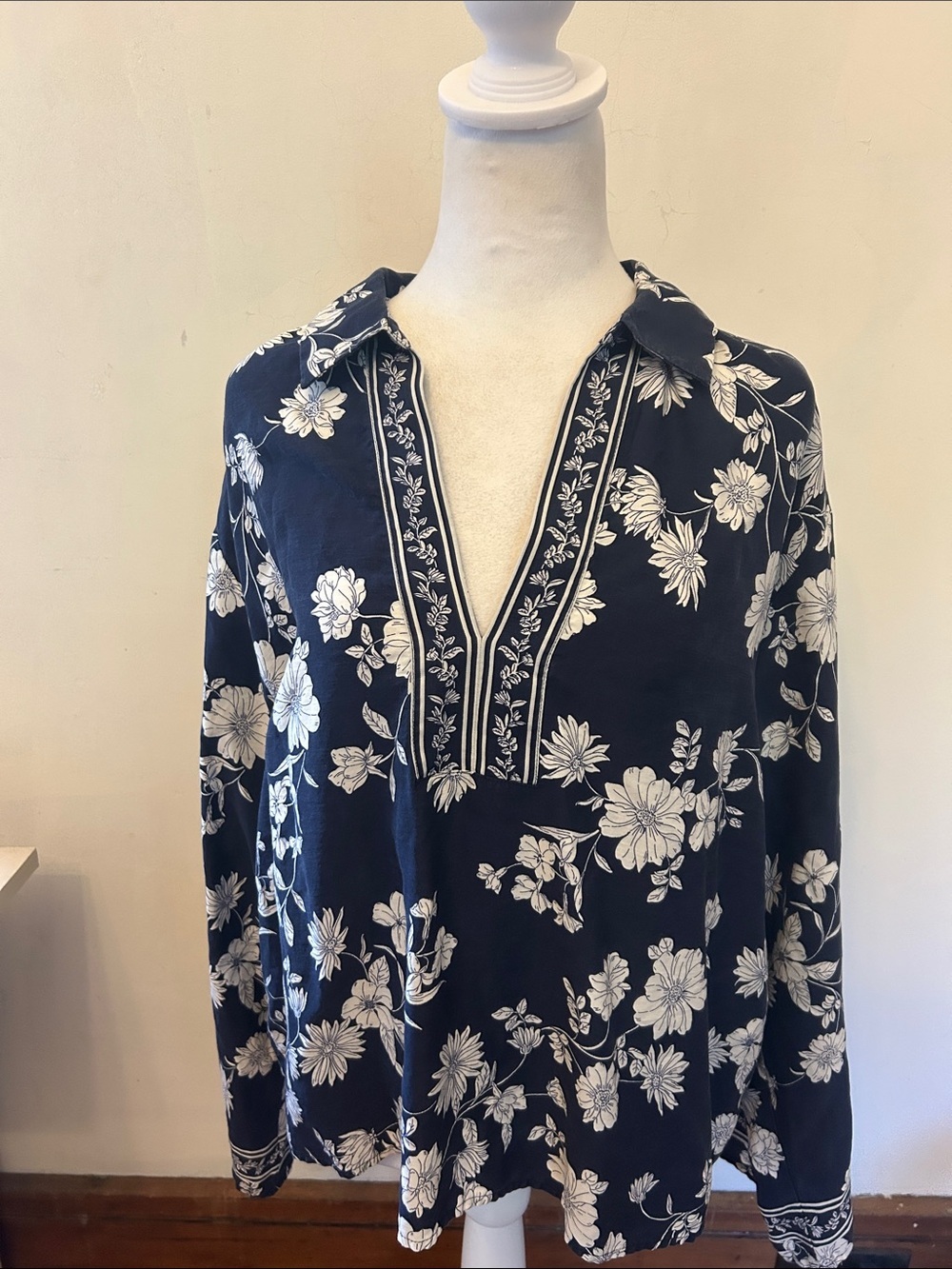 Loft Navy Floral long sleeve V neck Blouse Size XL EUC